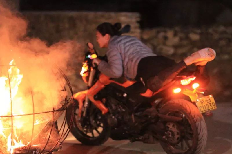 骑摩托车烤鸡，一场公路与烟火气的荒诞实验
