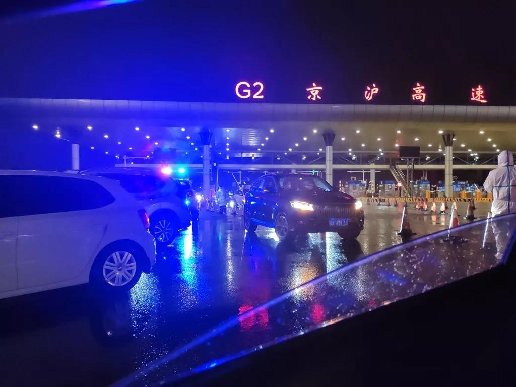 高速上想开窗透气，到底怎么开才不遭罪？老司机手把手教你