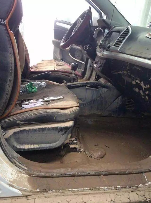 买二手车怎么看泡水车？教你几招土办法，比仪器还准