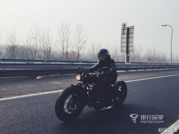 摩托车歪骑，压弯不是耍酷，是拿命在算一道物理题
