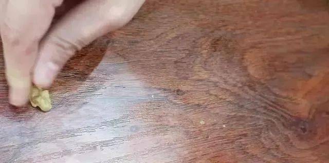 怎么去除树胶？别硬抠，这几招让黏糊糊的玩意儿自己滚下来