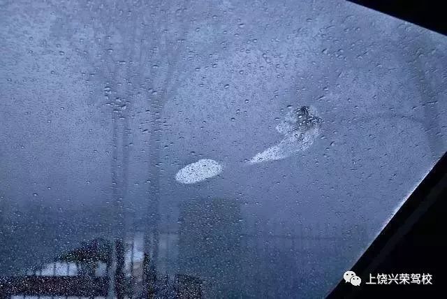 车窗有雾怎么办？别急着开雨刷，先搞懂这层白毛汗的脾气