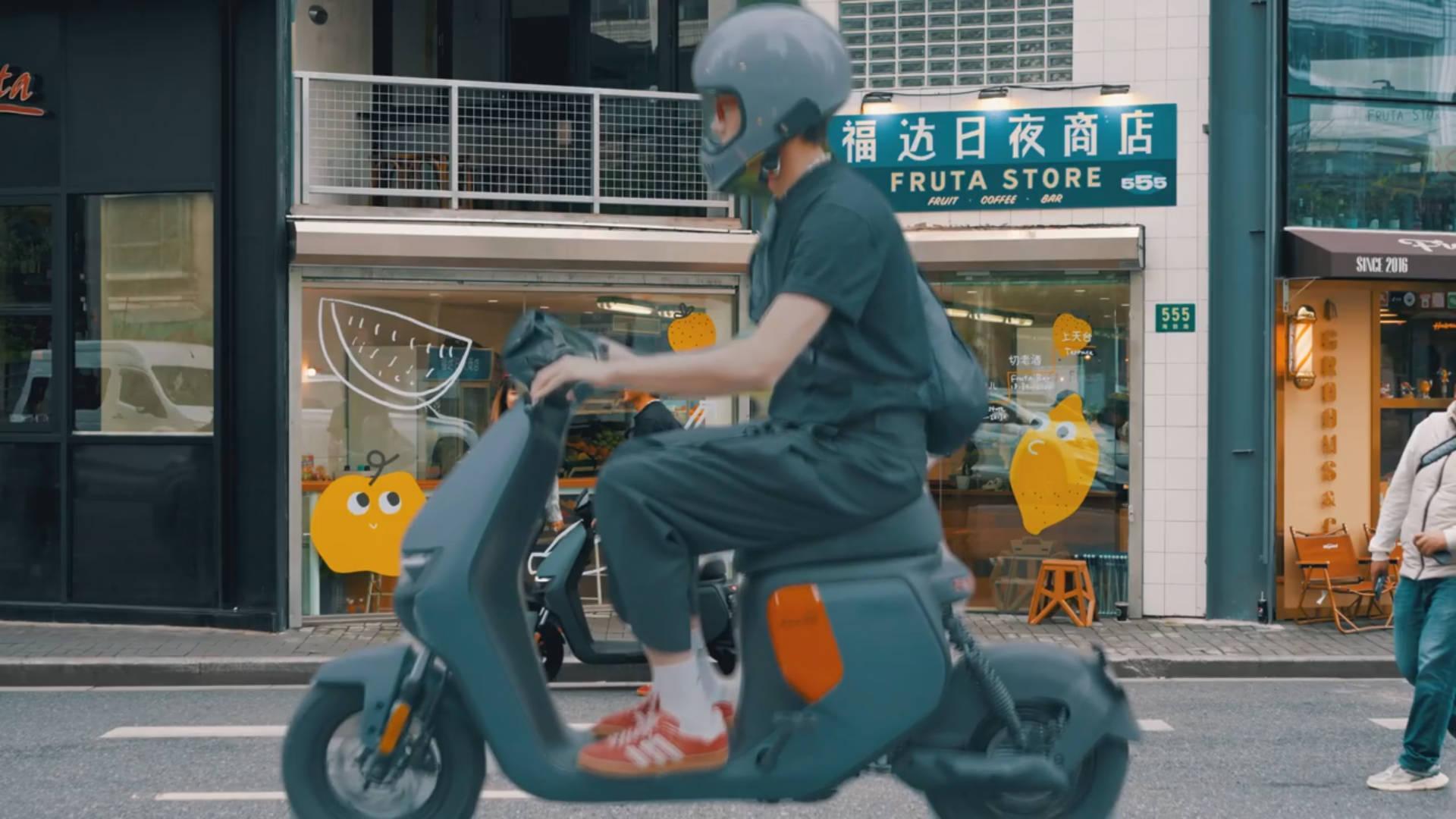 闭眼骑摩托车，一场关于信任、恐惧与身体记忆的疯狂实验