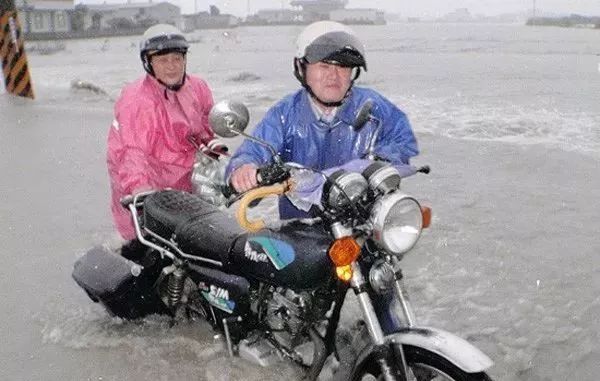 骑摩托车传话，风里来雨里去，这事到底靠不靠谱？