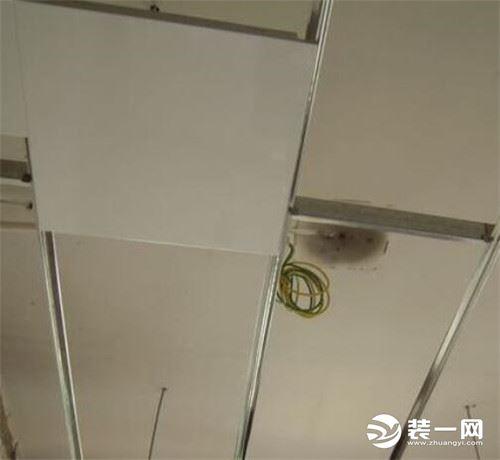 塑料吊顶怎么拆？手把手教你从边角撬开第一块，后面就顺了