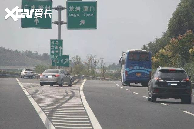 新手怎么跑高速？别慌，老司机手把手教你从匝道到服务区