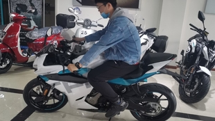 满满骑摩托车，从推车都费劲到山路压弯，一篇接地气的骑行入门指南