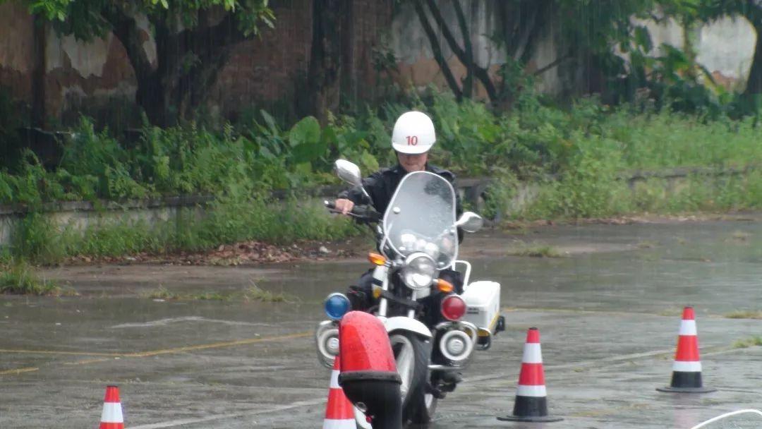 夏季骑摩托车，穿少了烫腿穿多了中暑？这份装备清单帮你把命保住