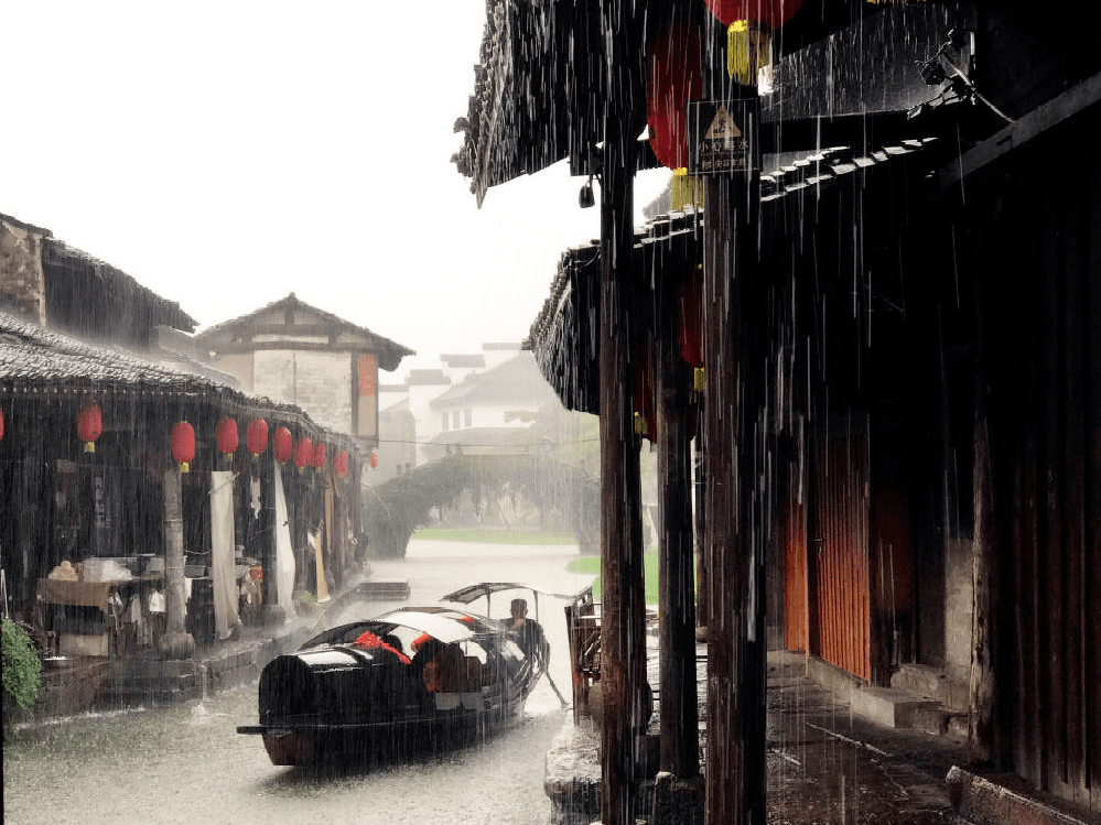 江南骑摩托车，一场和风、雨、老街较劲的浪漫