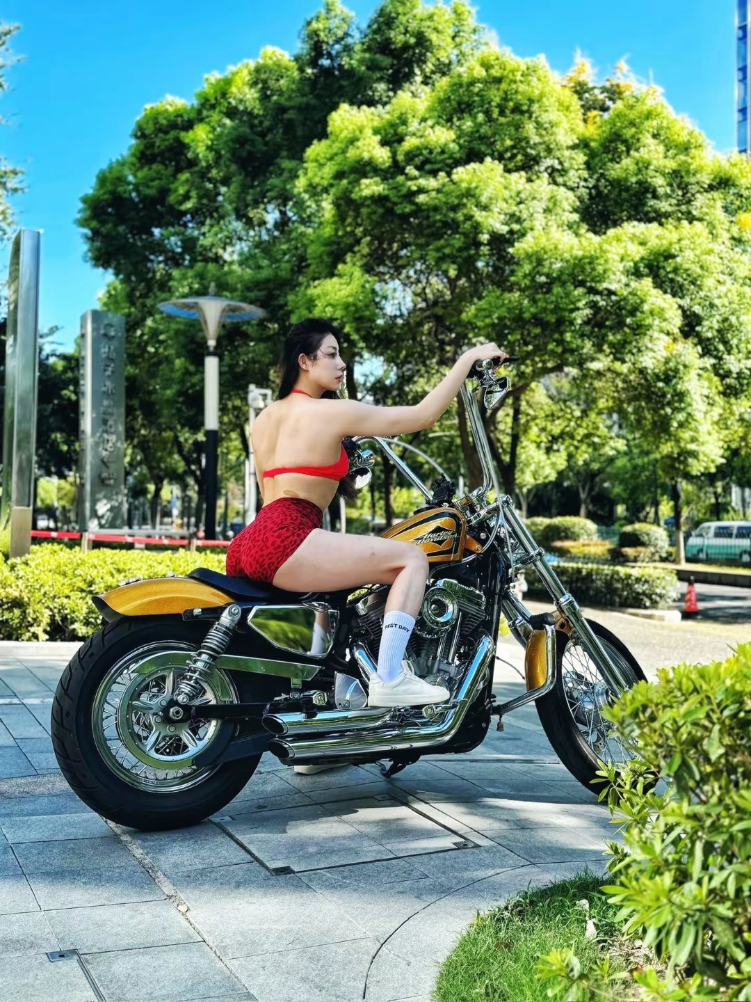 美女骑二冲摩托车，一种让人上头的复古浪漫，到底香在哪？