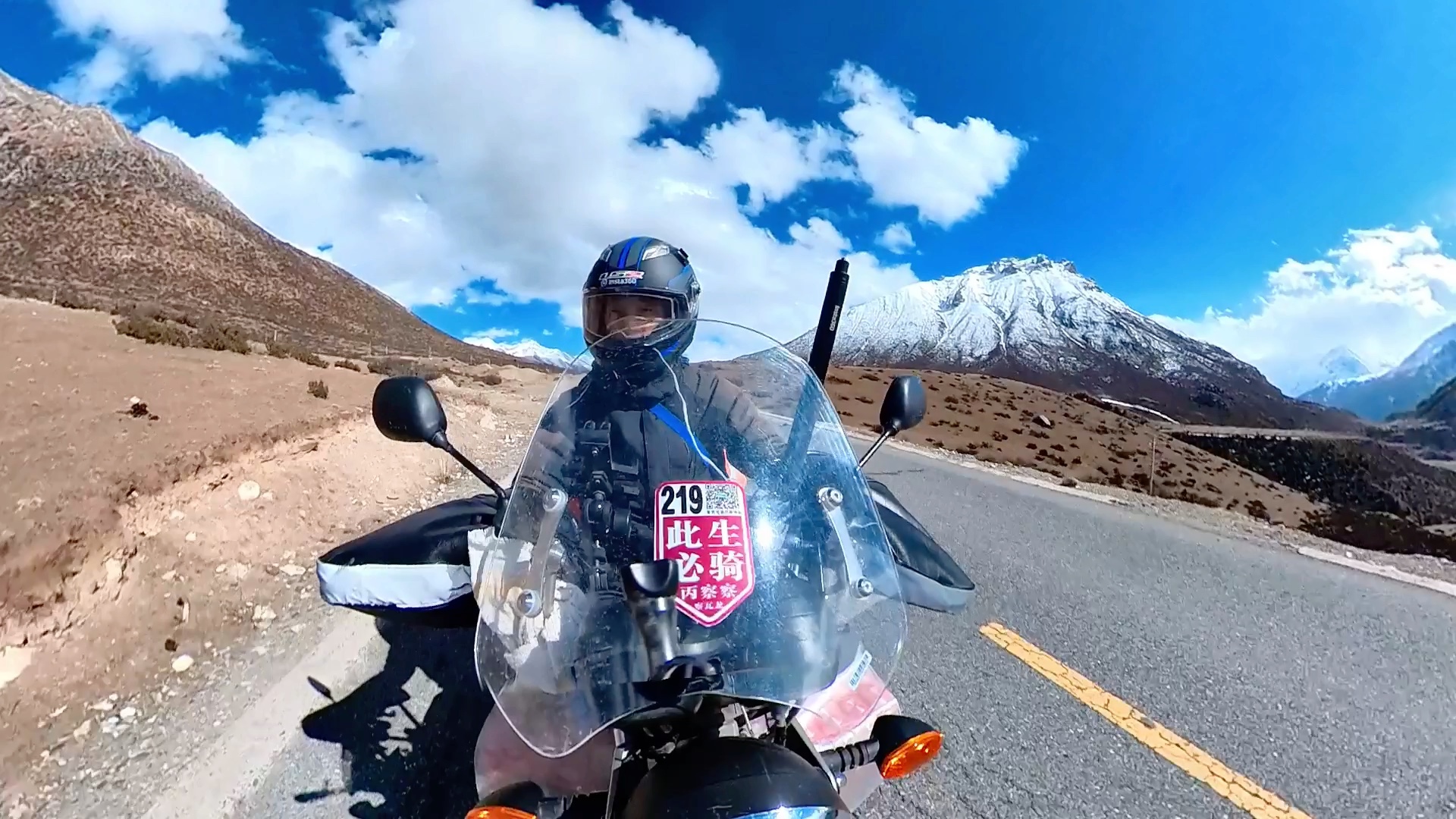 德钦骑摩托车，在梅里雪山下，把灵魂拧进油门里