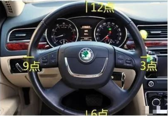 方向盘锁住怎么办？别慌，这毛病我也遇过，两分钟教你拧开它