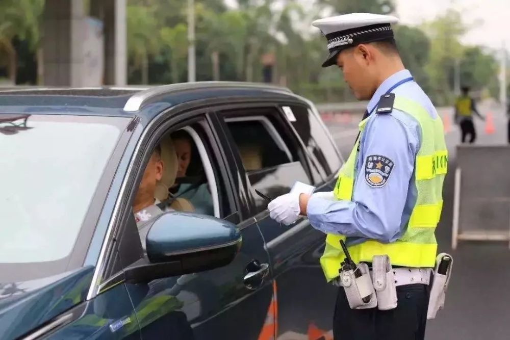 汽车牌照怎么装？别等被交警拦下才后悔，老司机手把手教你