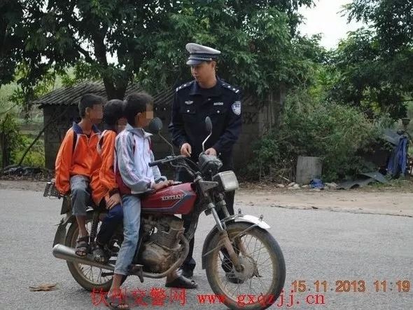 骑摩托车带人，后座那位到底该怎么坐？一次说透