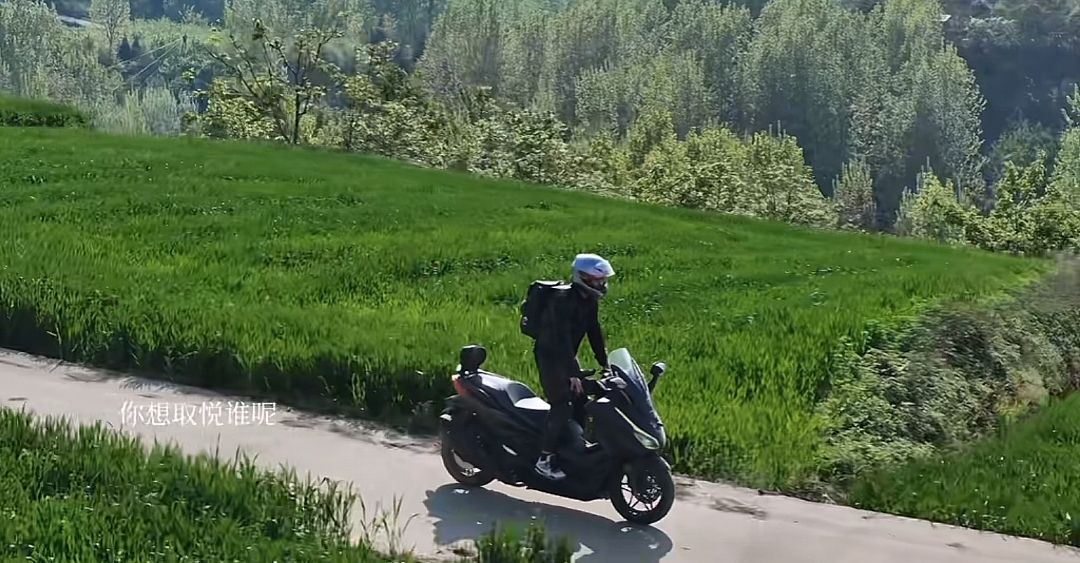 骑摩托车麦，从田间到公路，一个老骑手把麦字骑明白了