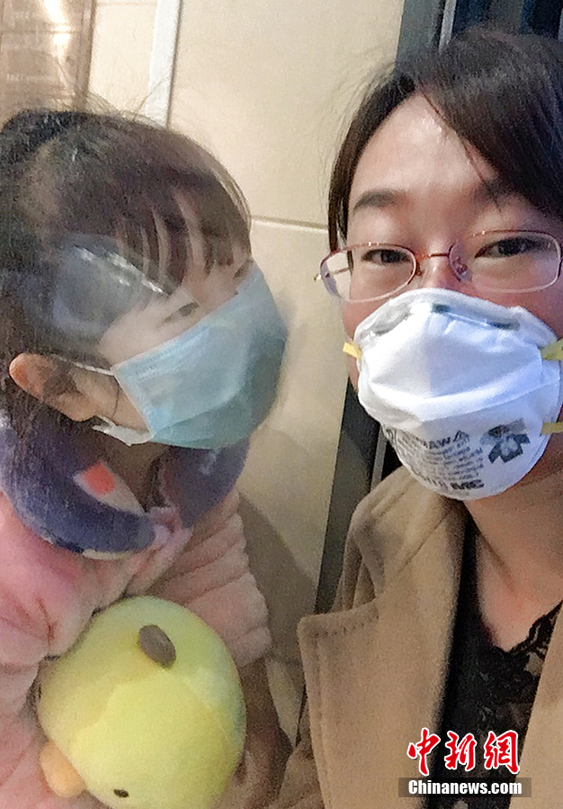 杭州疫情母女照片，那张刷屏图背后，藏着我们没细想的日常