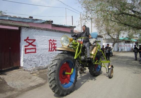 骑摩托车在农村，一辆两轮车，撑起半个家