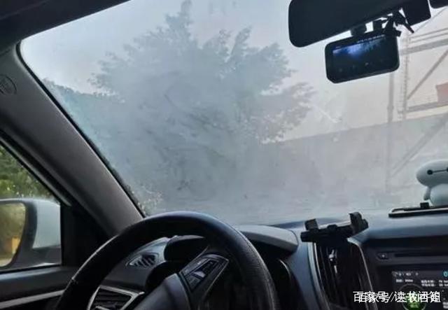 车有雾气怎么办？别慌，老司机教你几招，比开空调还管用