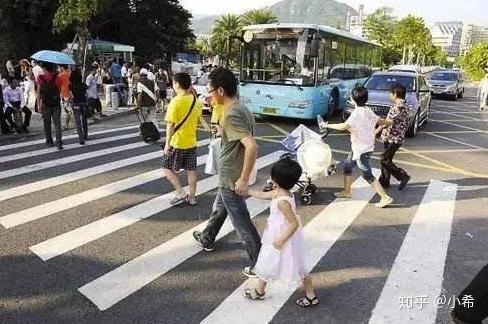 如何过斑马线，别把过马路当成一件小事