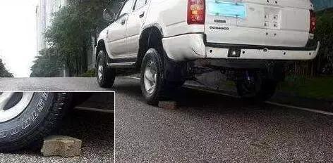 手刹怎么用才不伤车？从机械原理到坡道起步，一次讲透