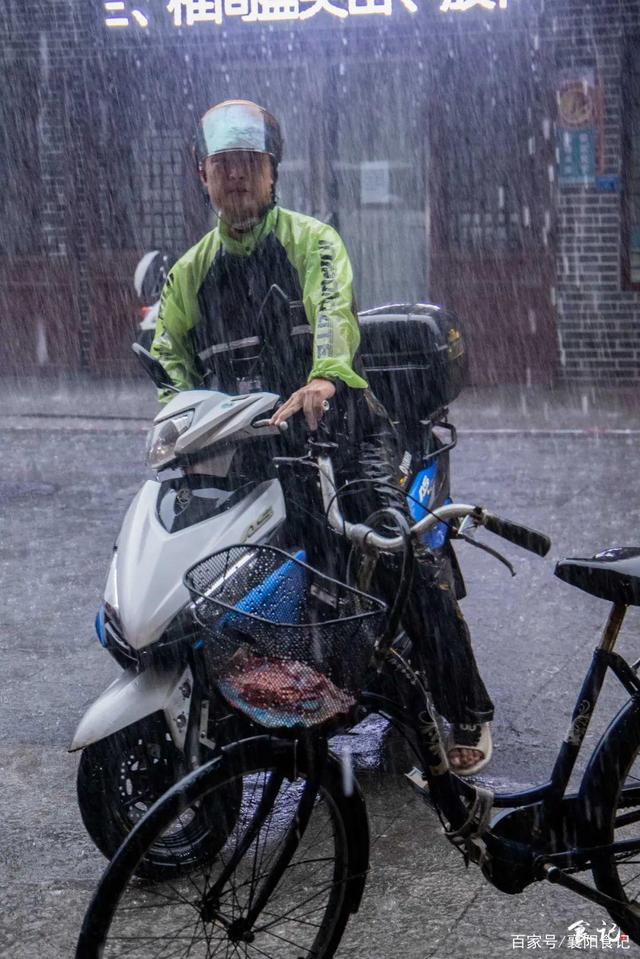雨骑摩托车文案怎么写？淋过雨的人才知道的走心句子