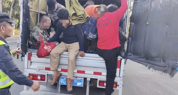 货车载人怎么处罚？别以为货厢里挤一挤没事，罚单可能比你运费还贵