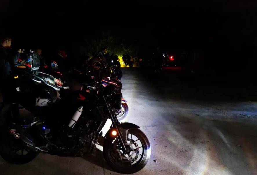 一个人晚上骑摩托车，从紧张到上瘾，我想跟你聊聊这件事