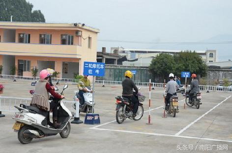 女生可不可以骑摩托车?当然可以,但我想跟你聊聊怎么骑得漂亮又安全 女生可不可以骑摩托车?当然可以,但我想跟你聊聊怎么骑得漂亮又安全