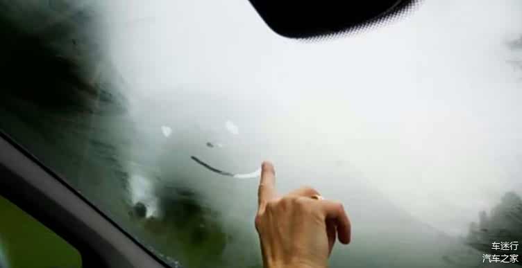 车窗有雾气怎么办？别急着开雨刮，老司机的土办法和科学道理都在这了