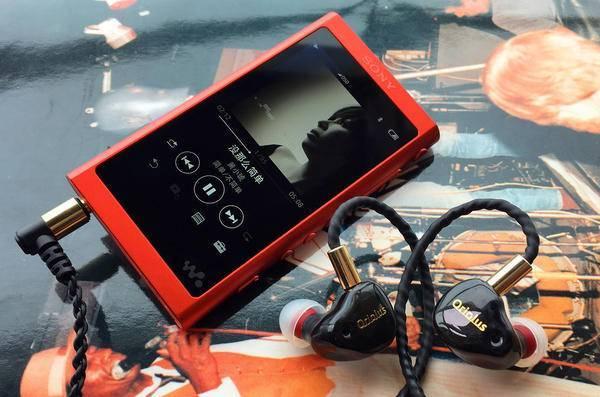 iPod骑摩托车，把老古董绑在车把上，到底图个啥？