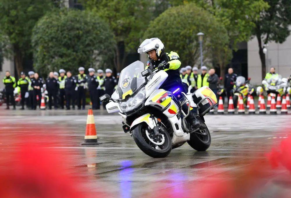 骑摩托车耍宝，从街头表演到安全驾驶的硬核科普