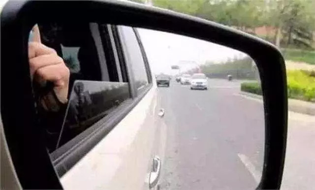 怎么指挥倒车，别喊往左往右了，老司机教你真正管用的招
