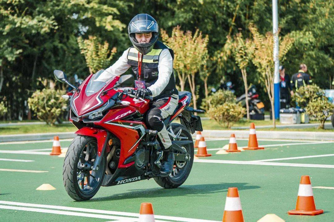 毅骑摩托车，从入门到上路的硬核指南，一篇讲透