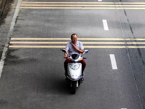 光着骑摩托车，到底图个啥？一次说清这种裸骑行为的风险、法律和身体真相