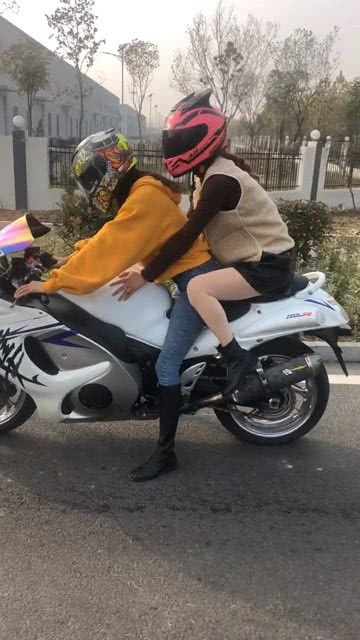 男友骑摩托车带我，后座上的风、信任与那些没人告诉你的真实体验