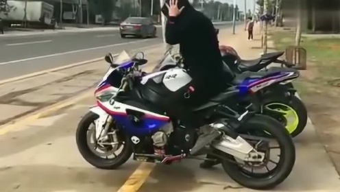 琴骑摩托车，一个听起来有点怪，但学会了真能救命的生活技能