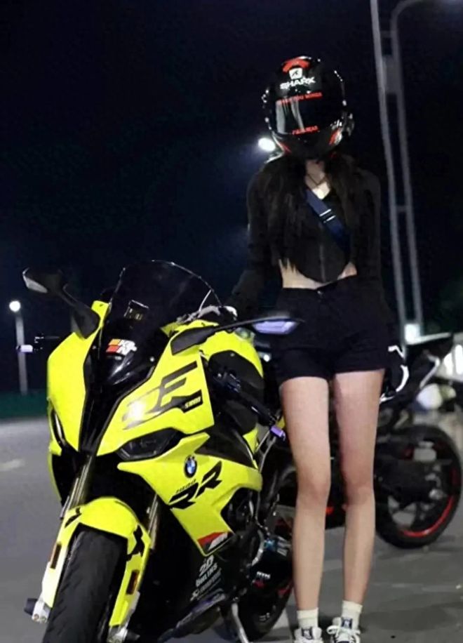 两个人骑摩托车头像，从选图到搭配，一篇讲透情侣头像的门道