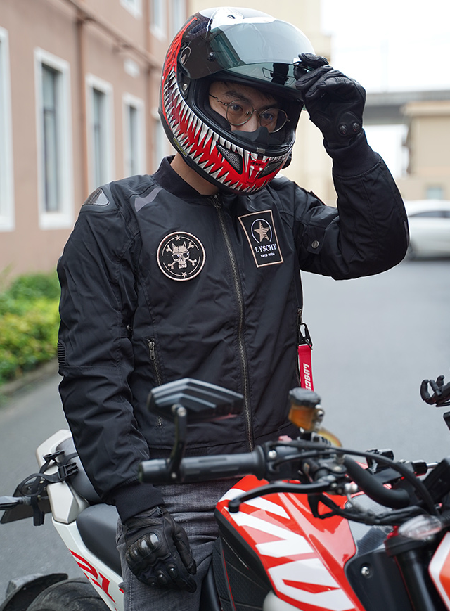春雨骑摩托车，泥水、刹车和那件永远晾不干的骑行服