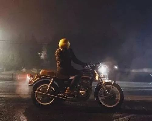 夜鹰骑摩托车，一个老骑手关于夜路、孤独和自由的真实笔记