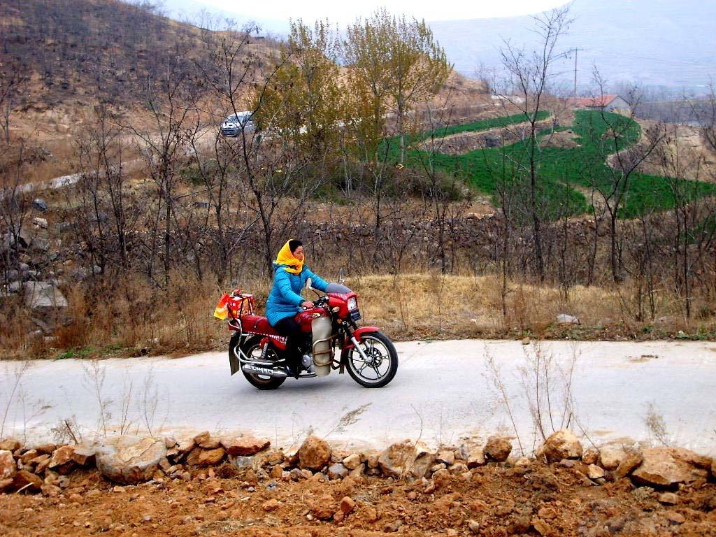 村人骑摩托车，从泥巴路到水泥路，两轮上的日子到底怎么过？