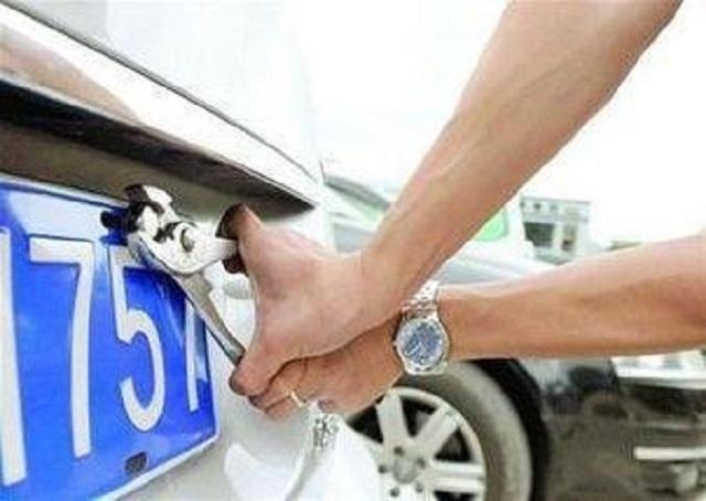 新车如何安装车牌，别让两颗螺丝难倒你，手把手教你一次搞定