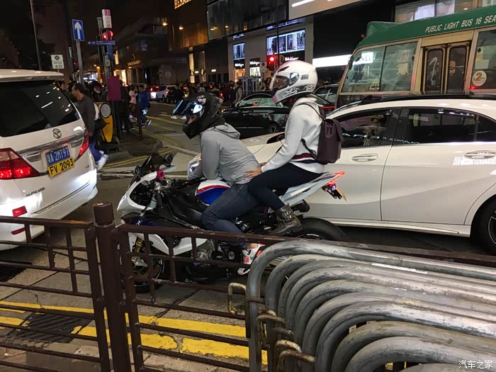 湾仔骑摩托车，在闹市里钻进钻出的生存指南