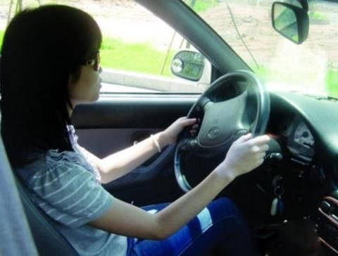 如何做开车，从手忙脚乱到从容上路的实用指南