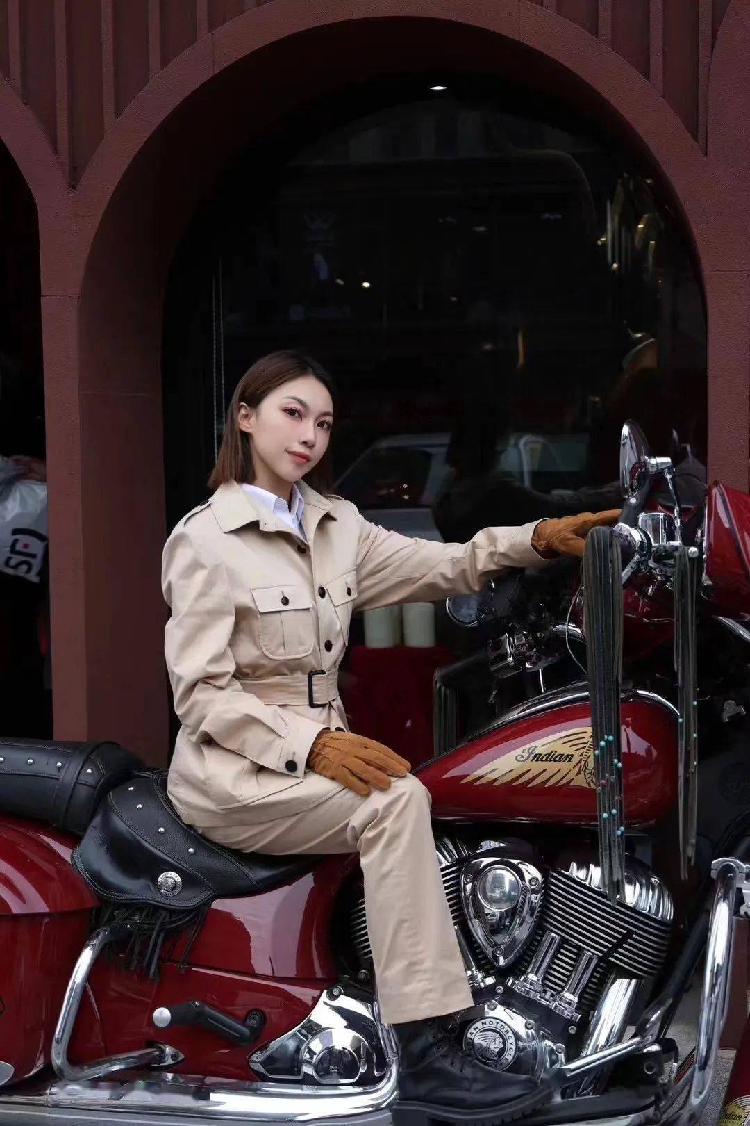 女主播骑摩托车，风里来雨里去，这届姑娘到底图个啥？