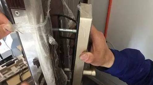 拆门怎么拆？别急着抡大锤，先搞懂这5个关键步骤
