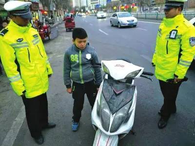 孩子骑摩托车，这事儿到底该怎么看？一位老爸的深夜碎碎念
