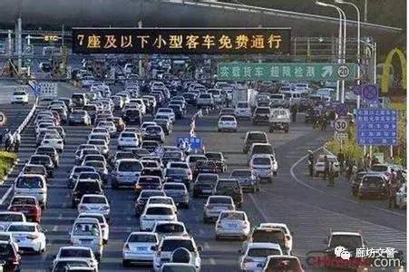 高速路怎么收费？别光顾着踩油门，这笔账咱得算明白