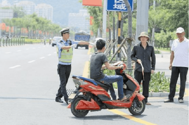 丑丑骑摩托车，从怕摔到会骑，一篇让你少走弯路的实用指南