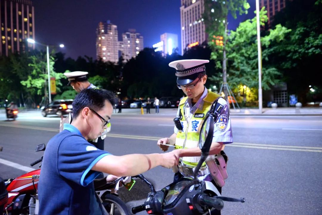 骑摩托车跳舞踢交警？别拿生命和底线当儿戏