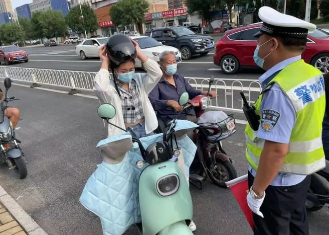 骑电动带摩托车头盔，到底行不行？我把我摔过的跟头和你唠明白